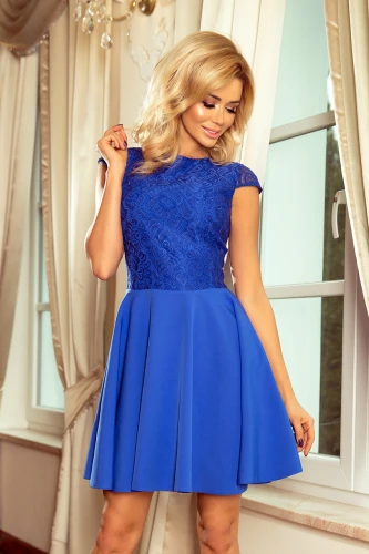 Rochia elegantă de culoare albastră are un corset din dantelă delicată și o fustă evazată, care adaugă un aer sofisticat și feminin. Designul fără mâneci și decolteul rotund completează aspectul rafinat, perfect pentru ocazii speciale.}