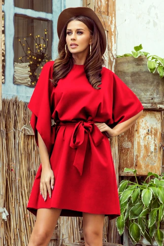 Rochia roșie Sofia are un design elegant cu mâneci largi tip fluture și o curea care accentuează talia. Materialul fluid și croiala lejeră oferă un aspect sofisticat și confortabil.}