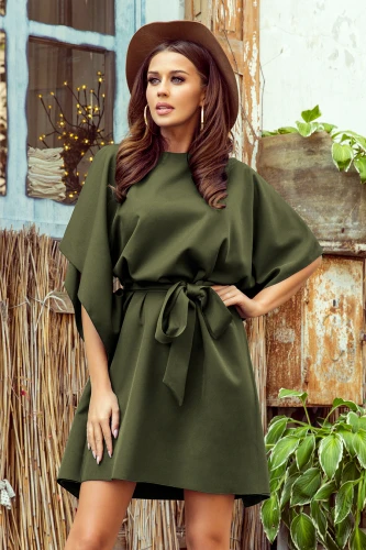 Rochia elegantă de culoare verde măsliniu are un design lejer, cu mâneci largi și o curea care accentuează talia. Materialul fluid și croiala modernă o fac ideală pentru ocazii speciale sau evenimente casual.}