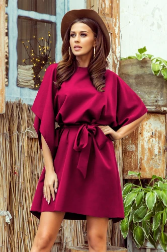 Rochia elegantă de culoare vișinie are un design fluid cu mâneci tip fluture și o curea în talie pentru un plus de feminitate. Materialul fin și croiala lejeră o fac ideală pentru ocazii speciale sau evenimente de zi.}