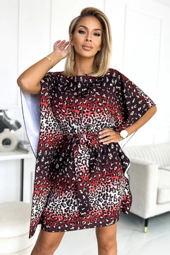 Rochia Sofia are un design elegant cu un imprimeu vibrant de leopard în nuanțe de roșu și negru. Materialul lejer și croiala tip fluture oferă un aspect sofisticat și confortabil.}
