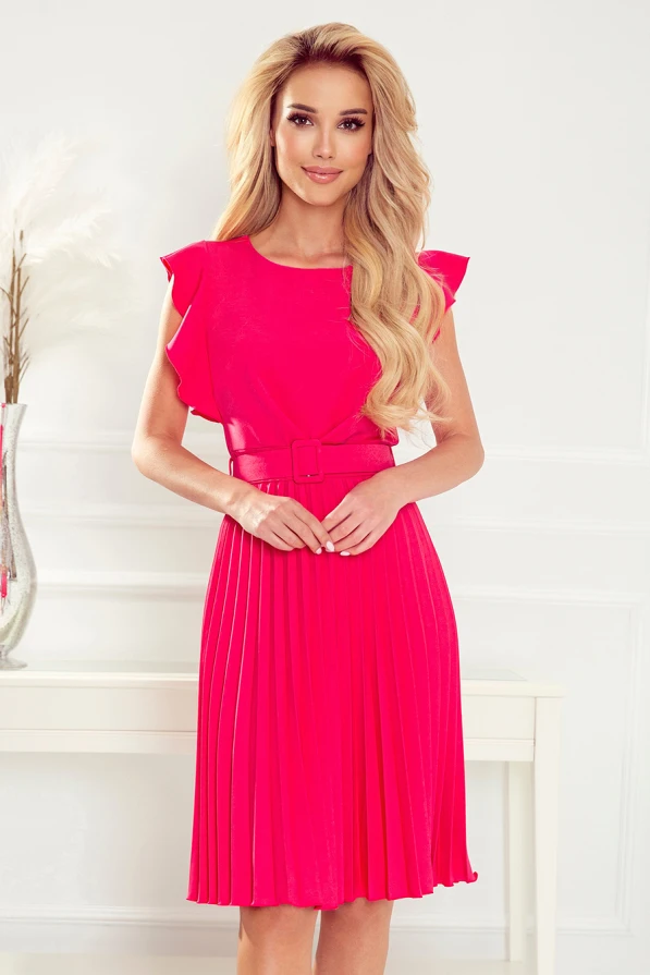 Rochia plisată Layla este de un roz intens, având un design elegant cu mâneci scurte și o curea în talie. Materialul ușor și croiala feminină o fac ideală pentru ocazii speciale.