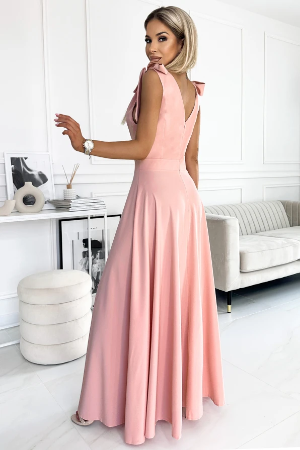 Rochie lungă elegantă de culoare roz, cu bretele late și decolteu în V la spate. Materialul fluid și croiala amplă oferă un aspect rafinat și feminin.