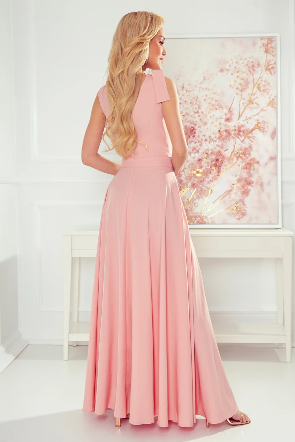Rochie lungă elegantă de culoare roz, cu un design fără mâneci și bretele late. Materialul fluid și croiala amplă oferă un aspect rafinat și feminin.
