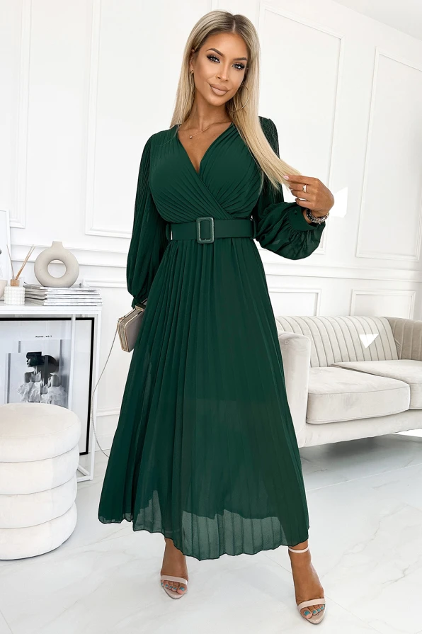 Rochia elegantă, plisată, de culoare verde închis, are mâneci lungi și un decolteu în V, completată de o curea lată în talie. Materialul fluid și designul sofisticat o fac ideală pentru ocazii speciale.