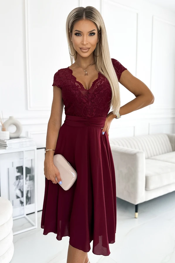 Rochie elegantă din șifon de culoare vișinie, cu un corset din dantelă și mâneci scurte. Fusta lejeră și fluidă completează un look sofisticat și feminin.