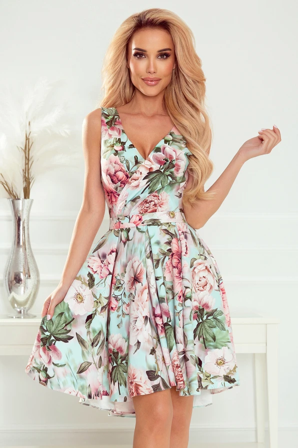 Rochia elegantă are un design floral vibrant, cu nuanțe de roz și verde pe un fundal deschis. Croiala sa lejeră și decolteul în V adaugă un plus de feminitate și rafinament.