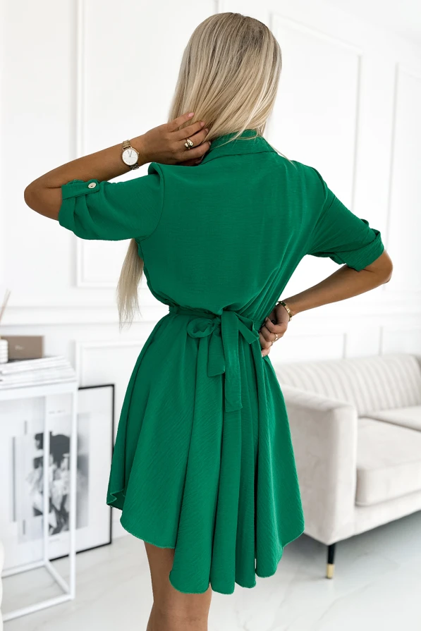 Rochia cămașă verde are un design elegant, cu mâneci trei sferturi și o curea care accentuează talia. Materialul ușor și croiala lejeră oferă confort și stil, fiind ideală pentru diverse ocazii.