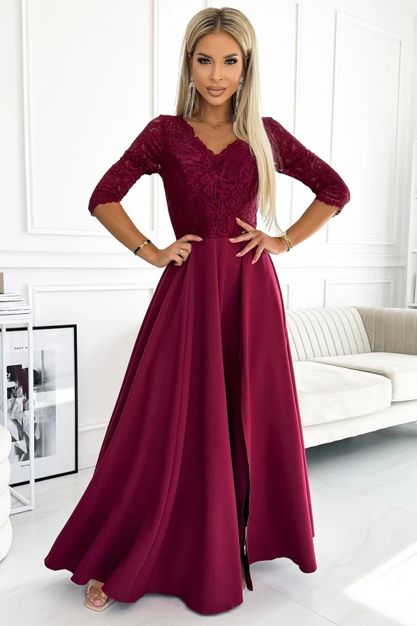 Rochia elegantă lungă de culoare burgundie are un design sofisticat, cu un corset din dantelă și mâneci trei sferturi. Fusta amplă și fluidă completează aspectul rafinat, perfect pentru evenimente speciale.