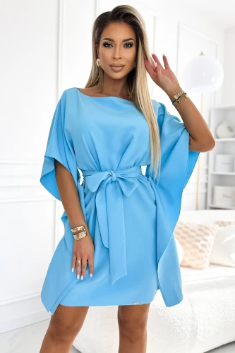 Rochia Sofia este o piesă elegantă, de culoare albastră, cu un design lejer și mâneci tip fluture. Este accesorizată cu o curea în talie, care accentuează silueta și adaugă un plus de rafinament.}