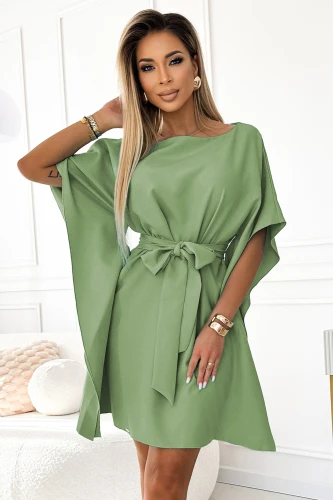 Rochia verde cu mâneci largi și design tip fluture este elegantă și modernă, perfectă pentru ocazii speciale. Materialul fluid și cordonul în talie adaugă un plus de rafinament și feminitate.}