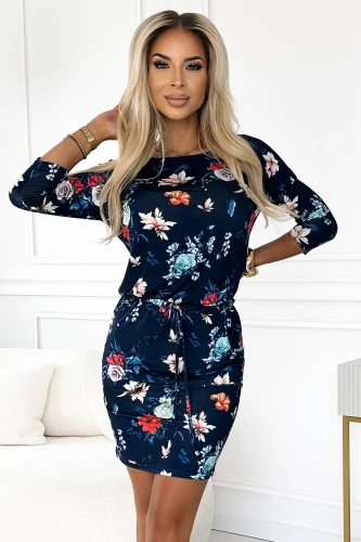 Rochie sport elegantă, de culoare albastru închis, cu imprimeu floral vibrant și mâneci trei sferturi. Designul include un cordon în talie pentru ajustare și un aspect feminin.}