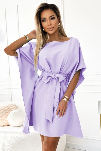 Rochia feminină Sofia este de culoare lila, cu un design elegant și mâneci largi. Are o curea în talie care accentuează silueta și adaugă un plus de rafinament.}