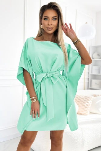 Rochia elegantă de culoare verde mentă are un design lejer, cu mâneci largi și o curea care accentuează talia. Materialul fluid și croiala modernă oferă un aspect sofisticat și feminin.}