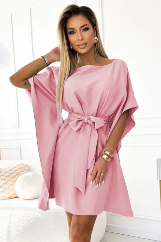 Rochia feminină Sofia este de culoare roz pal, cu un design elegant și mâneci largi. Are o curea în talie care accentuează silueta și adaugă un plus de rafinament.}
