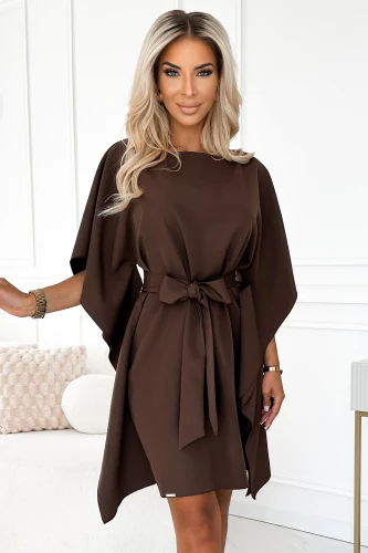 Rochia elegantă de culoare maro are un design fluid, cu mâneci tip fluture și o curea care accentuează talia. Materialul fin și croiala sofisticată o fac ideală pentru ocazii speciale.}