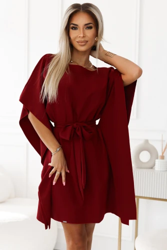 Rochia elegantă de culoare burgundă are un design fluid cu mâneci largi și o curea în talie pentru a accentua silueta. Materialul fin și croiala sofisticată o fac ideală pentru ocazii speciale.}