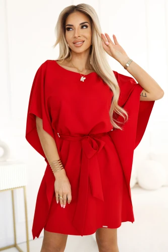 Rochia roșie Sofia are un design elegant cu mâneci tip fluture și o curea care accentuează talia. Materialul fluid și croiala lejeră oferă un aspect sofisticat și confortabil.}