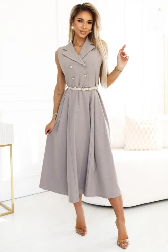 Rochia elegantă tip șmizieră este confecționată dintr-un material gri deschis, având un design fără mâneci și nasturi decorativi pe piept. Talia este accentuată de o curea subțire, iar fusta amplă cade grațios până la genunchi.}