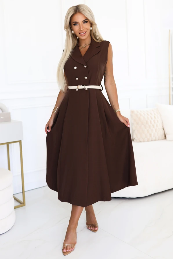 Modelka prezentuje elegancką, czekoladową sukienkę midi bez rękawów z kołnierzykiem, guzikami i beżowym paskiem w talii marki Numoco Basic, stojąc w jasnym, nowoczesnym wnętrzu.