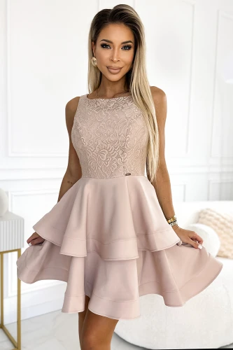 Rochia elegantă, de culoare roz pal, are un design fără mâneci și un corset cu dantelă delicată. Fusta în stil cloș, cu volane suprapuse, adaugă un aer sofisticat și feminin.}