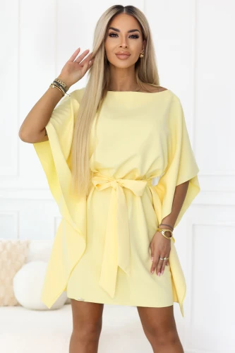 Modelul prezintă rochia mini Numoco în nuanță pastel lămâie, cu mâneci largi tip kimono și un cordon la talie care pune în valoare silueta. O creație elegantă și ușoară, ideală pentru vară, petreceri și ieșiri cu ținută.}