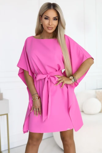 Rochie fluture fucsia cu cordon la talie - o rochie roz elegantă a brandului Numoco, producție poloneză, perfectă pentru nunți, comuniuni și petreceri de vară.}