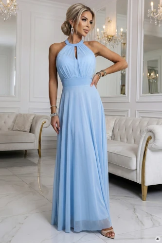 Model în rochie maxi albastru deschis, vaporoasă tip halter cu decupaj la decolteu și talie definită. Perfectă pentru nuntă, bal sau cină elegantă când vrei să arăți feminin și cu clasă.}