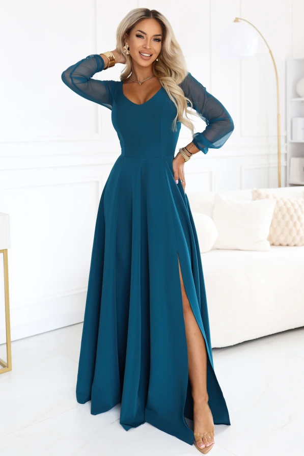 Model într-o rochie maxi verde mare Numoco cu decolteu V, mâneci transparente și șliț înalt, o creație elegantă pentru nuntă și petreceri festive.