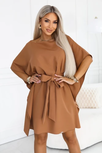 Model purtând o rochie tip fluture Numoco în culoarea toffee, cu mâneci largi, decolteu barcă și curea legată la talie, cu lungimea chiar deasupra genunchilor.}