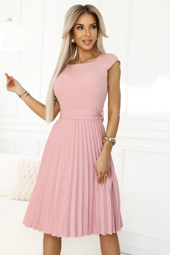 Rochie midi plisată Lila în roz pudrat – o creație elegantă cu mâneci scurte, curea legată și fermoar ascuns. Perfect pentru nunti, petreceri si ocazii elegante. Produs polonez, marca Numoco.