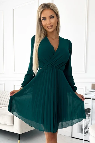 Rochia elegantă de culoare verde smarald are un design plisat și un decolteu în V, oferind un aspect sofisticat și rafinat. Materialul fluid și mânecile lungi completează perfect stilul feminin și modern al acestei piese vestimentare.}