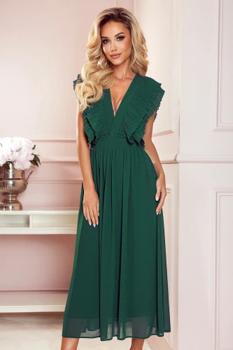 Rochie midi elegantă de culoare verde smarald, cu decolteu în V și volane decorative pe umeri. Materialul fluid și croiala feminină oferă un aspect rafinat și sofisticat.}