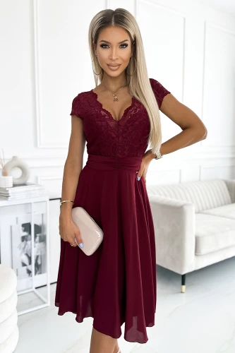 Rochie elegantă din șifon de culoare vișinie, cu un corset din dantelă și mâneci scurte. Fusta lejeră și fluidă completează un look sofisticat și feminin.}