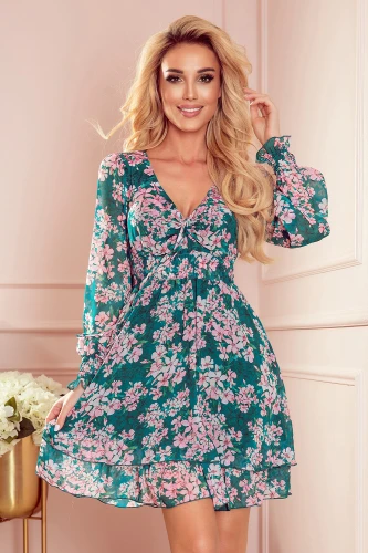 Rochia șifonată Monica are un design floral vibrant, cu nuanțe de roz și verde, perfectă pentru ocazii speciale. Materialul ușor și mânecile lungi adaugă un plus de eleganță și confort.}