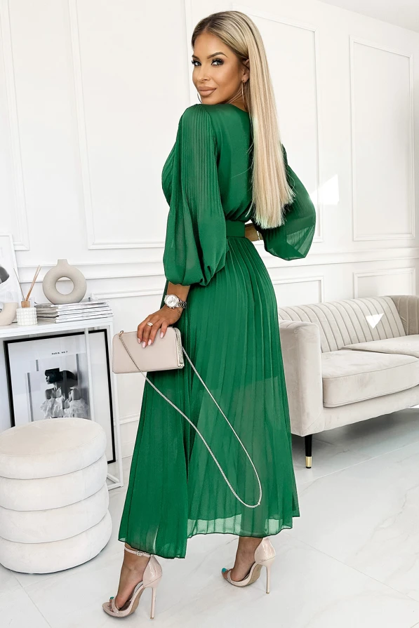 Rochie elegantă plisată de culoare verde smarald, cu mâneci lungi și talie accentuată. Materialul ușor și fluid oferă un aspect rafinat și sofisticat.