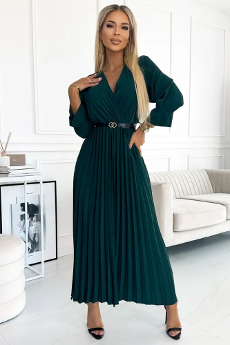 Rochia elegantă plisată de culoare verde smarald are un design sofisticat, cu mâneci lungi și un decolteu în V. Este accesorizată cu o curea neagră care accentuează talia, oferind un aspect rafinat și modern.}
