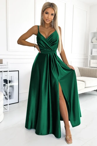 Rochie elegantă lungă de culoare verde smarald, confecționată din material lucios, cu bretele subțiri și decolteu adânc în V. Designul include o despicătură îndrăzneață pe picior, adăugând un plus de rafinament și senzualitate.}
