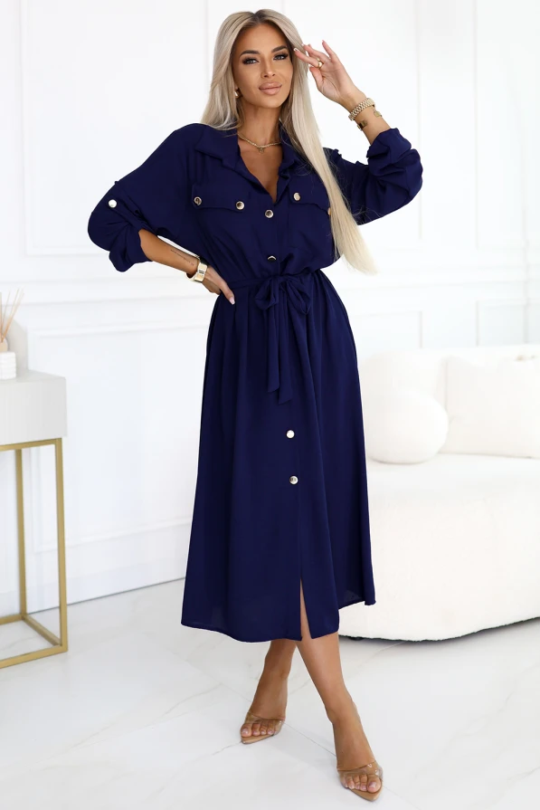 Modelka w granatowej szmizjerce z paskiem i złotymi guzikami – elegancka sukienka koszulowa marki Numoco Basic, idealna na co dzień i do pracy.
