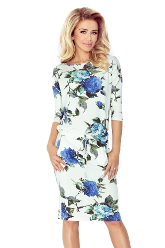Rochia sport ecru este decorată cu un imprimeu floral albastru vibrant, oferind un aspect proaspăt și modern. Designul său lejer și mânecile trei sferturi o fac ideală pentru un stil casual și confortabil.}