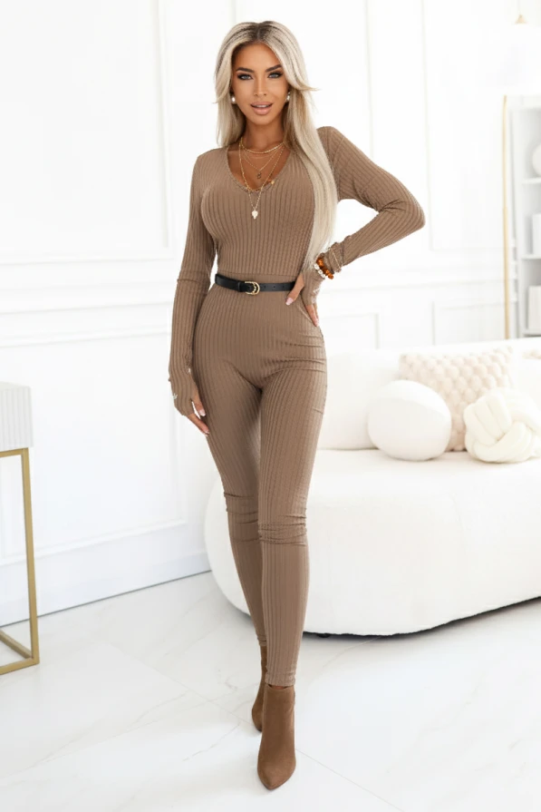 Dopasowany kombinezon damski w kolorze beżowym z elastycznej prążkowanej dzianiny