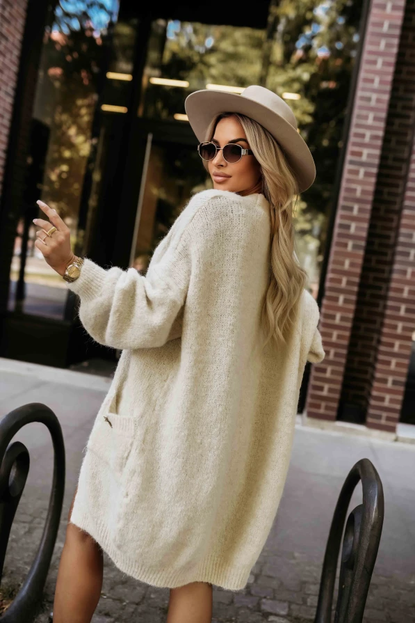 Beżowy kardigan damski z dzianiny, luźny fason bez zapięcia z praktycznymi kieszeniami, idealny do codziennych stylizacji – Numoco Basic.