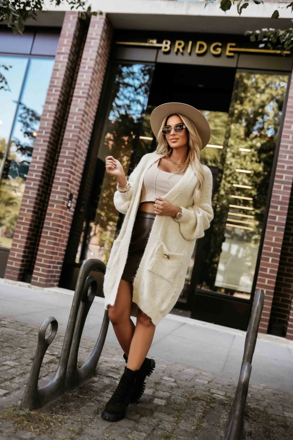 Beżowy kardigan damski z dzianiny, luźny fason bez zapięcia z praktycznymi kieszeniami, idealny do codziennych stylizacji – Numoco Basic.