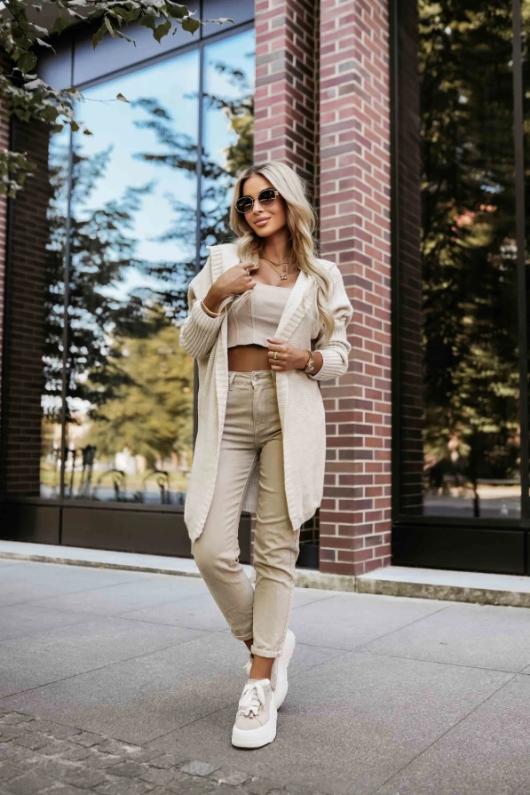 Modelka w beżowym kardiganie z kapturem z kolekcji Numoco Basic w modnej stylizacji streetwear.