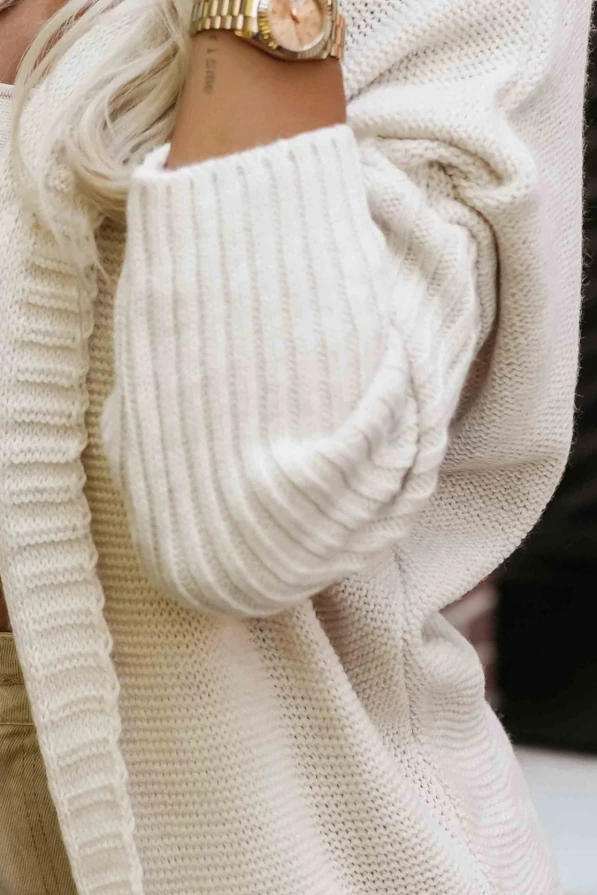 Modelka w beżowym kardiganie z kapturem z kolekcji Numoco Basic w modnej stylizacji streetwear.